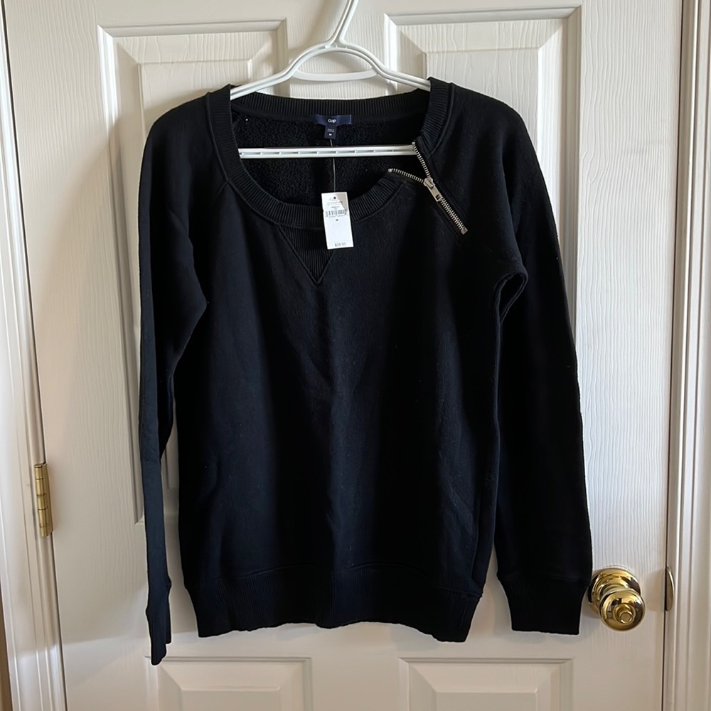 New with tags size M black Gap sweatshirt
